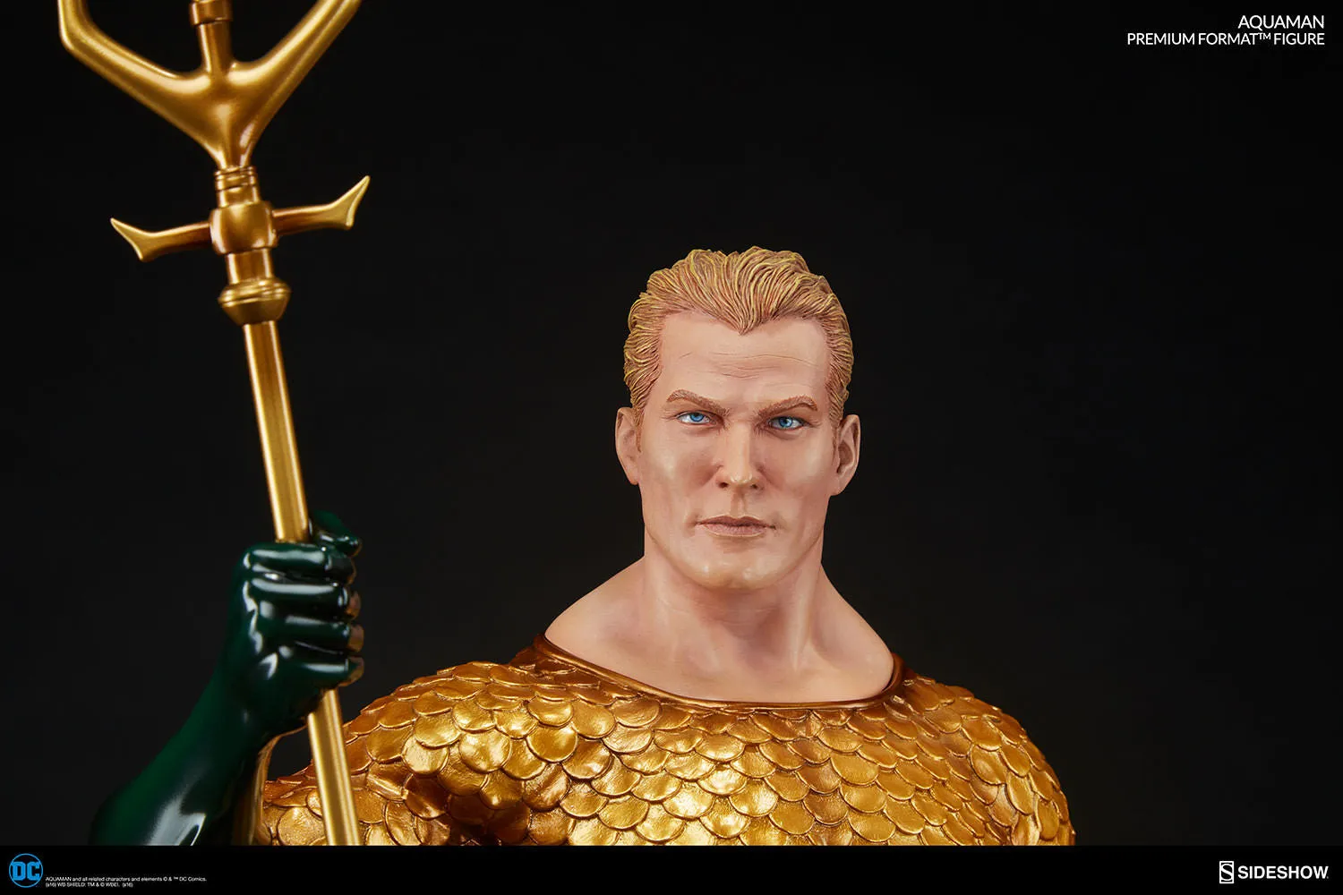 DC COMICS: Aquaman Premium Format™ Figure