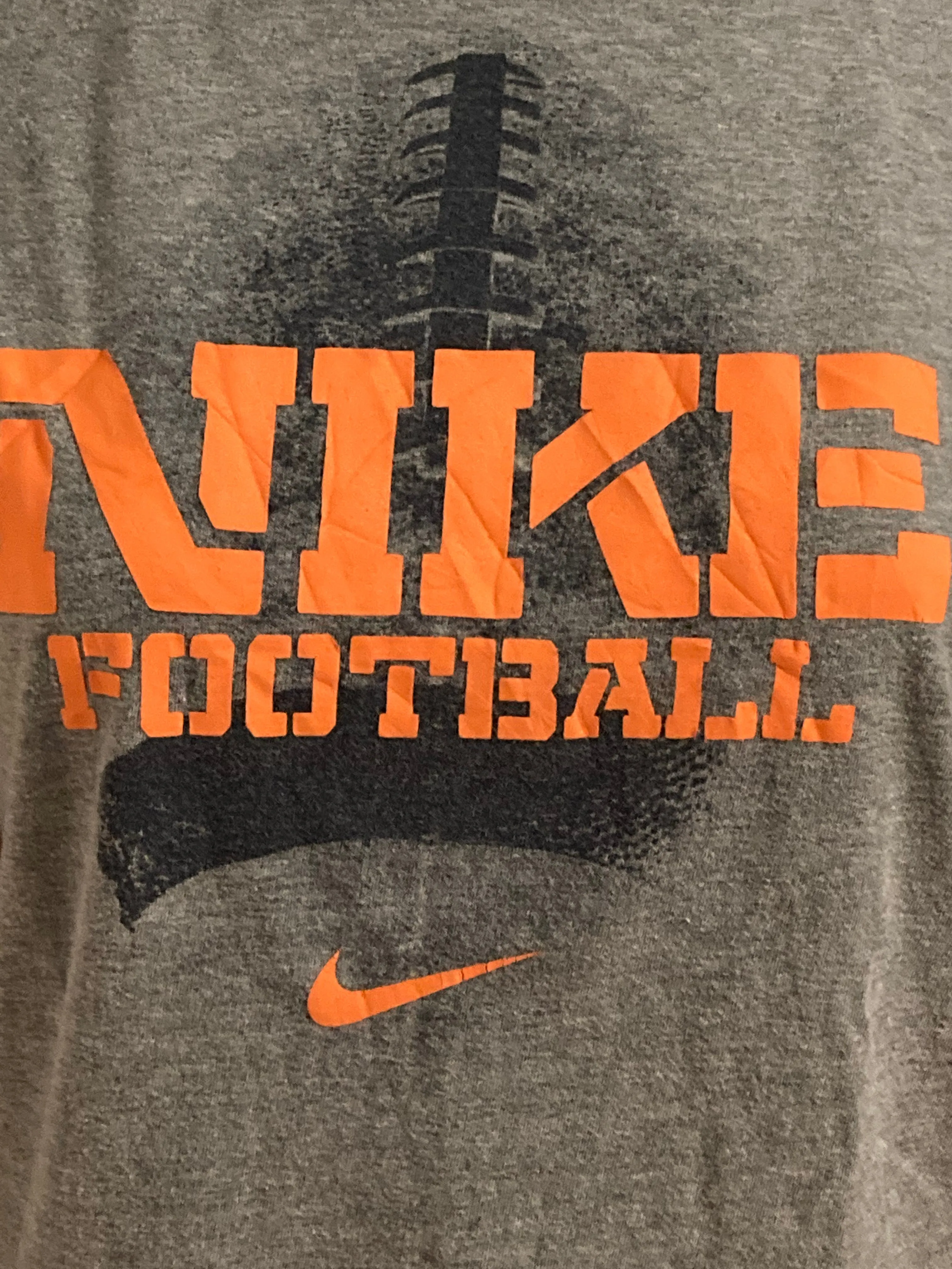 NIKE "FOOTBALL" Graphic Print Kids Youth Unisex T-Shirt Tee Shirt XL Xtra Extra Large Gray Long Sleeve Shirt